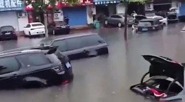 鄭州居民進(jìn)入“看?！蹦Ｊ? 河南多地迎雷暴大風(fēng)大暴雨