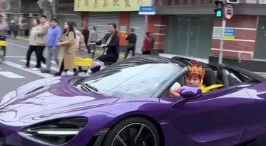 在上海看見唐僧開紫色邁凱倫了？網(wǎng)友：大冷天開敞篷，不冷嗎