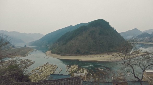 SHIATZY CHEN 夏姿?陳 巴黎大秀 攜手7位非遺匠人 探尋傳統(tǒng)苗繡的現(xiàn)代演繹 