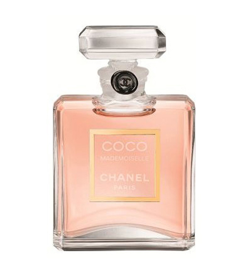 早已成為俏麗、獨立與迷人女性最佳代言香水的香奈兒摩登COCO（COCO MADEMOISELLE），自2001年由香奈兒第三代鼻子 Jacques Polge 創(chuàng)作問世以來，至今仍持續(xù)散發(fā)誘人韻味，擄獲全世界女人的心。全新推出的香精15ml版本，讓我們得以一窺摩登COCO私底下令人一見傾心的魅力特質(zhì)。隨時隨地散發(fā)令人難以抗拒的魅力誘惑，摩登COCO香精方便隨身攜帶，讓女性隨心所欲施展魅力。