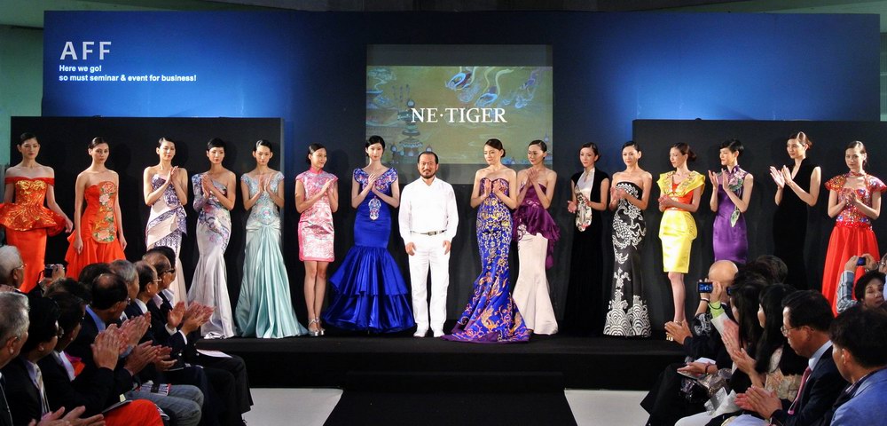 NE•TIGER “華夏禮服 禮傳天下”高級(jí)定制華服秀，亞洲時(shí)尚聯(lián)合會(huì)“為世界提供亞洲創(chuàng)意”主題展