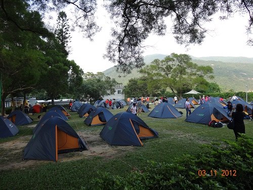 香港大潭童軍中心營(yíng)地上，搭建了過(guò)百戶(hù)外帳篷。
