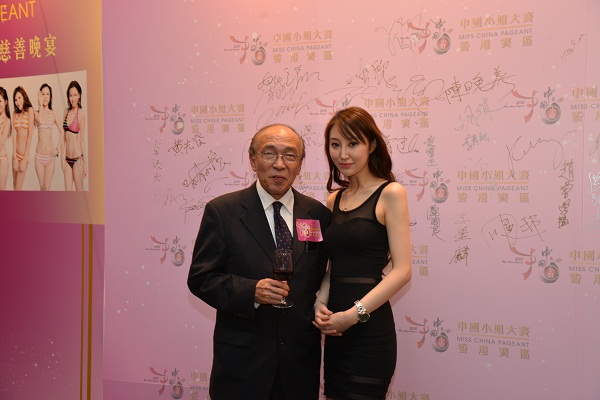 中國小姐大賽香港賽區(qū)大會榮譽會長黃宏發(fā)太平紳士(左)與Free Walker 公關經(jīng)理Kelly(右)在簽到處合影留念