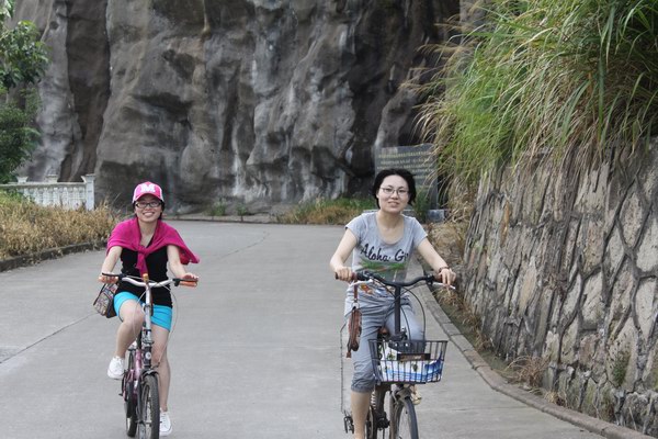 9月1日，浦江國際開元大酒店舉行了“開元自行車騎行日”綠色騎行活動(dòng)，以騎自行車、撿拾仙華水庫邊垃圾等形式，倡導(dǎo)“低碳、綠色、環(huán)保”的生活方式。