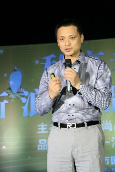 任進(jìn)，中國(guó)地質(zhì)大學(xué)（北京）珠寶學(xué)院 副教授；中國(guó)珠寶玉石首飾行業(yè)協(xié)會(huì)副秘書長(zhǎng)；中國(guó)珠寶玉石首飾設(shè)計(jì)委員會(huì)常務(wù)副主任