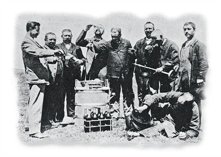 當(dāng)軟木塞出現(xiàn)數(shù)個世紀(jì)之后，才有了原始的“開瓶器”。