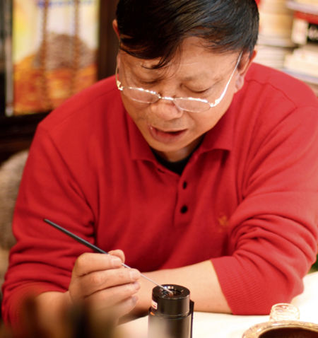 施正東 著名畫家，南京沉香研究會(huì)會(huì)長(zhǎng)。