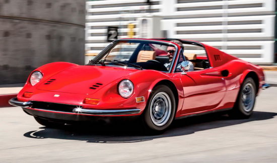 法拉利 Dino 246 GTS 全世界只限量生產(chǎn)了 1274 輛，關(guān)于車身未掛躍馬標(biāo)志的原因眾說(shuō)紛紜