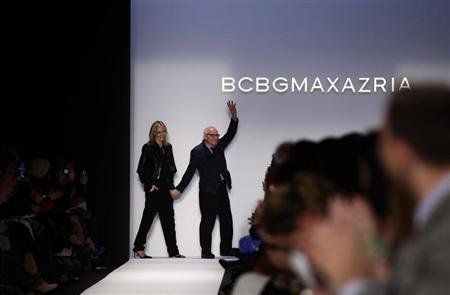 設(shè)計(jì)師Max Azria在BCBG Max Azria紐約2013秋冬時(shí)裝秀結(jié)尾致謝